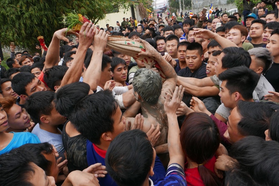 
Trát bùn xong, ba chiếc chiếu được chuẩn bị từ trước được chụp lên ba Bụt. Trên đỉnh chiếu có gắn bó mạ nhỏ.
