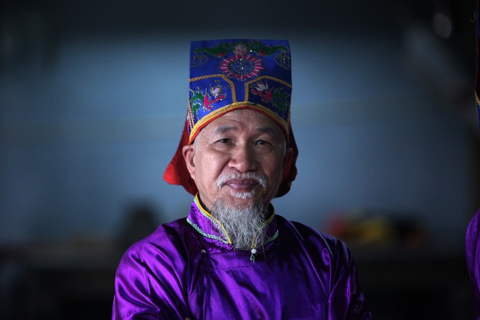 
Một cụ cao niên của đội tế lễ trong trang phục truyền thống.
