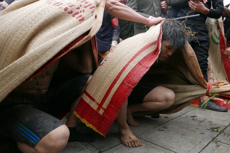 
Các Bụt quỳ trước đền Đức Bà sau một hành trình vô cùng vất vả đi qua đám đông phấn khích. Tỏ vẻ hồi hộp, Nguyễn Hoàng Huy (người làm Bụt chính) cho biết ban đầu cũng có chút lo sợ, nhưng được các thanh niên làng bảo vệ nên cũng vững tâm hơn.
