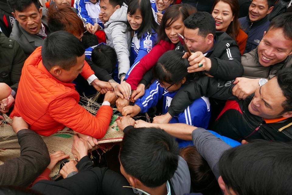 
Hàng trăm người lao vào tranh cướp manh chiếu. Chiếc chiếu cói nhanh chóng bị xé ra thành từng mảnh nhỏ.
