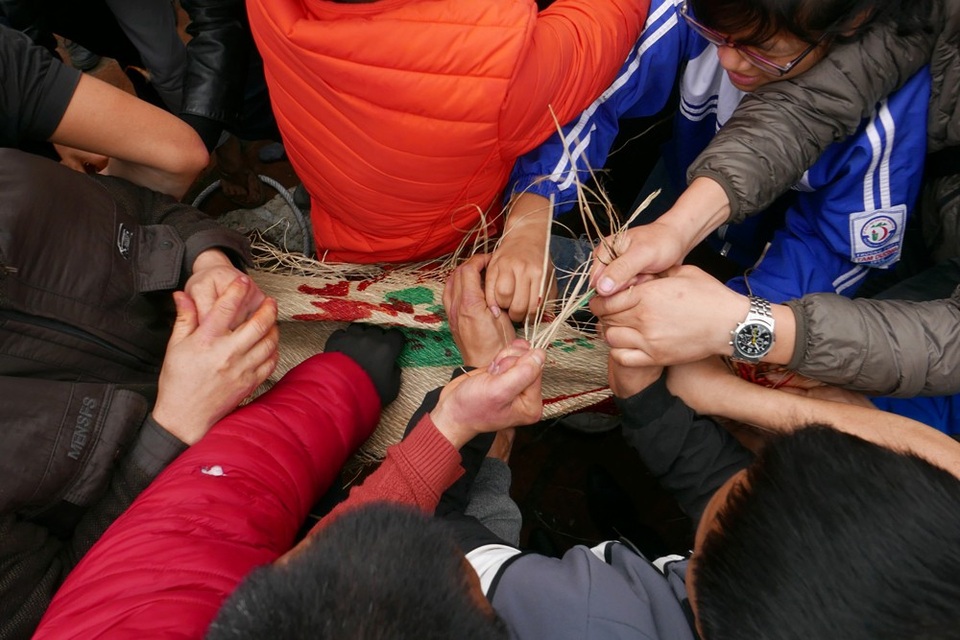 
Cảnh tranh cướp diễn ra quyết liệt. Ai cũng muốn lấy được một vài cọng chiếu với hy vọng sẽ có được tài lộc, con cái.
