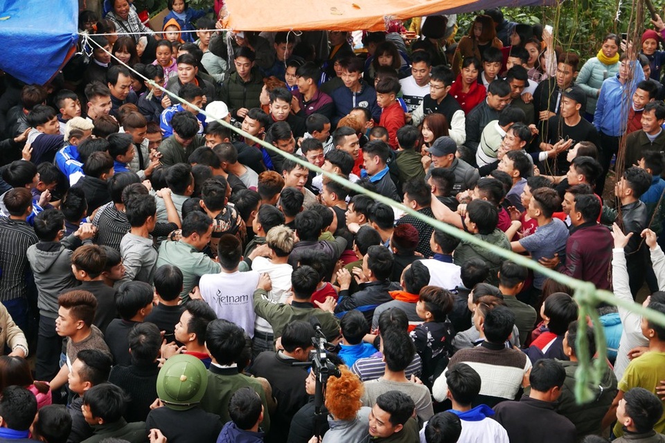 
Đám đông chen lấn, xô đẩy rất quyết liệt. Tương truyền, ai cướp được cọng chiếu giữa sinh được con trai.
