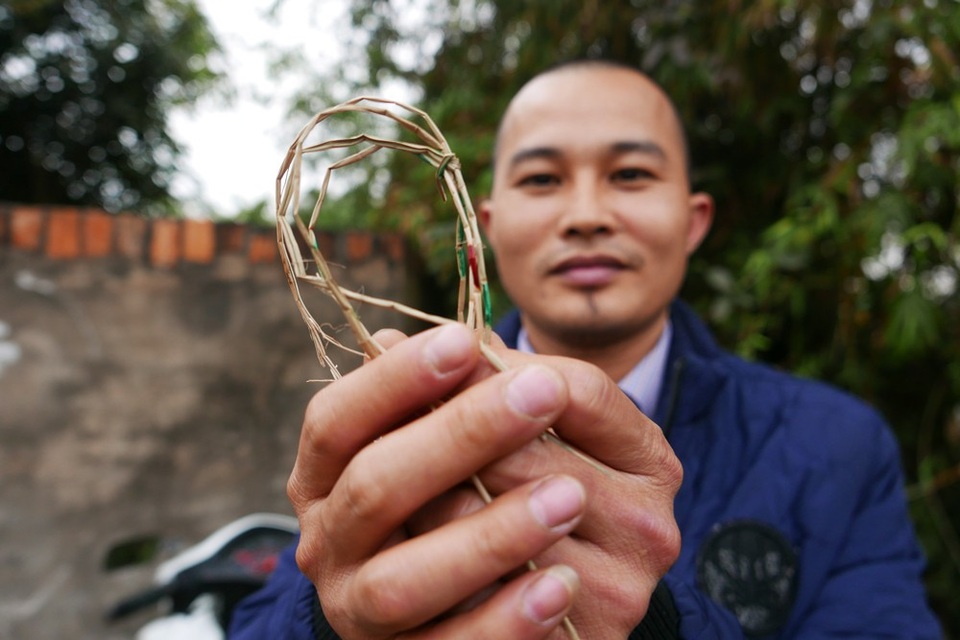 
Anh Đào Xuân Hồng, 37 tuổi, ở xã Đồng Tĩnh (Tam Dương, Vĩnh Phúc) với cọng chiếu trên tay. Vui quá khi có được cọng chiếu này. Tôi đã có 3 con cả trai cả gái rồi, hôm nay có chiếu hy vọng sẽ gặp nhiều may mắn, tài lộc, anh Hồng cho hay.
