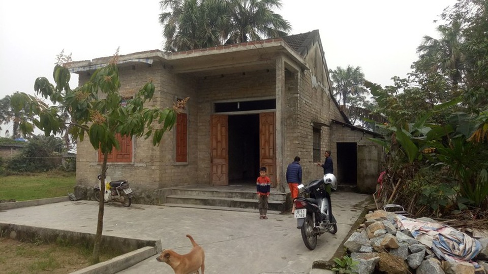 Mẹ chết, cha ốm đau, 2 chị em thơ khổ sở vì bệnh tật hành hạ - 1 3 cha con anh Tú sống buồn thương trong căn nhà xây cấp 4 nhiều năm chưa có tiền hoàn thiện.