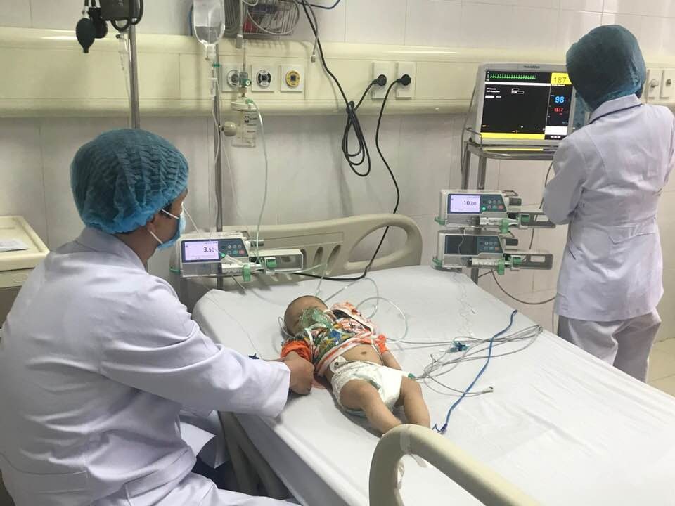 Bé 6 tháng tuổi bị co giật toàn thân, tiên lượng nặng vì viêm não - 1 Bệnh nhi được đưa vào bệnh viện trong tình trạng tiên lượng nặng nhưng đã được các bác sĩ tại đây cấp cứu kịp thời (ảnh bệnh viện)