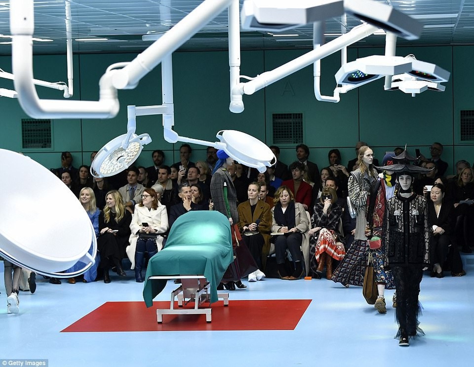 Các người mẫu đi vòng quanh… giường mổ.