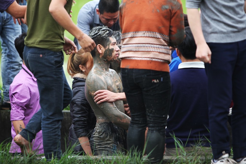 
Sau khi tắm nước giếng, ba Bụt được đưa ra ruộng để trát bùn kín toàn thân.
