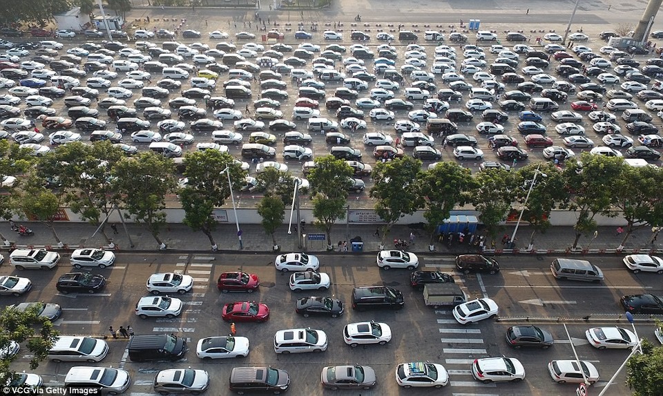 Choáng với cảnh tắc đường dài 10km ở Trung Quốc sau tết - 7 Tắc đường trở thành hình ảnh quen thuộc ở quốc gia đông dân nhất thế giới sau mỗi kỳ nghỉ lễ