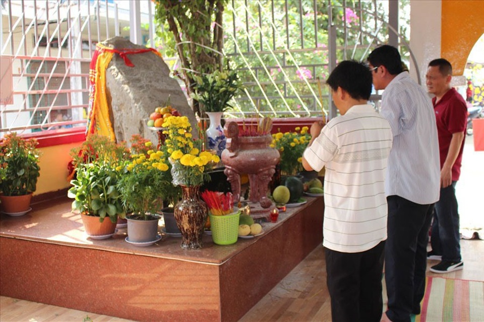 Thần thánh hóa từ con cá tới cục đá: Đừng biến tín ngưỡng thành mê tín, mông muội! - 2
Người dân khấn vái một... cục đá. Ảnh: TL