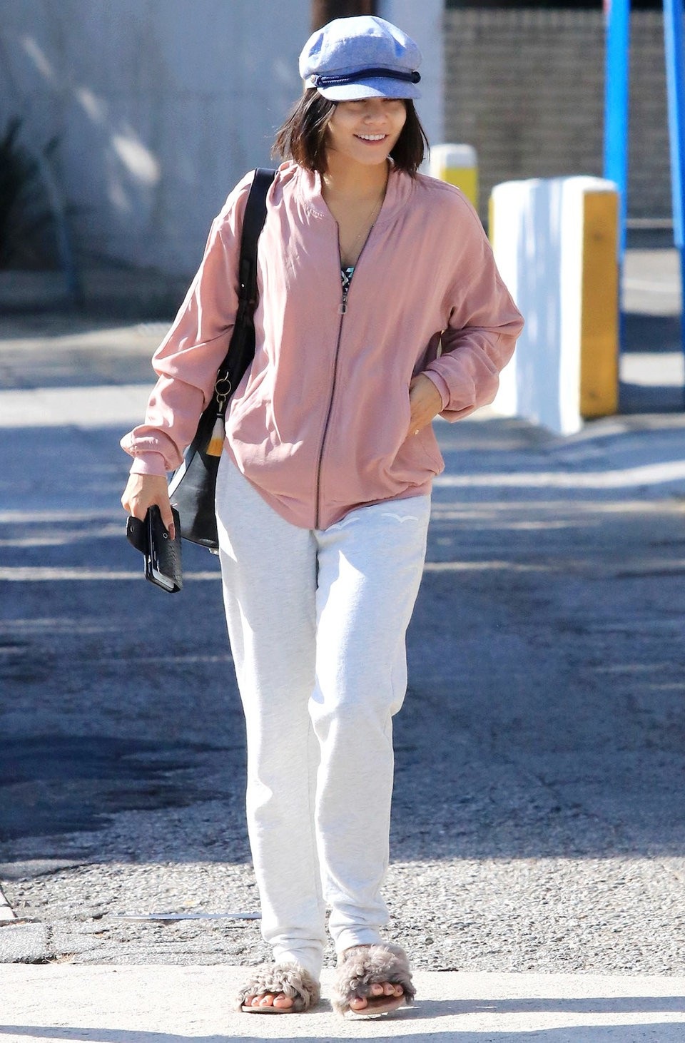 Nữ diễn viên Vanessa Hudgens (29 tuổi) thích thú với sự… “rộng rãi, thoải mái”.