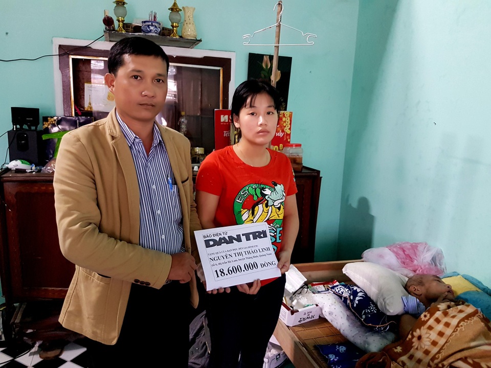 Thêm hơn 18 triệu đồng đến với hoàn cảnh con gái ngã quỵ vì bố bệnh nặng - 1 Đại diện lãnh đạo thị trấn Hà Lam trao quà của bạn đọc đến em Linh