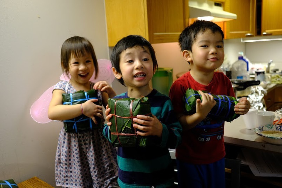 Gửi sách về quê, Tết ấm tình - 4 Các cháu bé vui mừng với thành quả bánh chưng, bánh tét trên tay.
