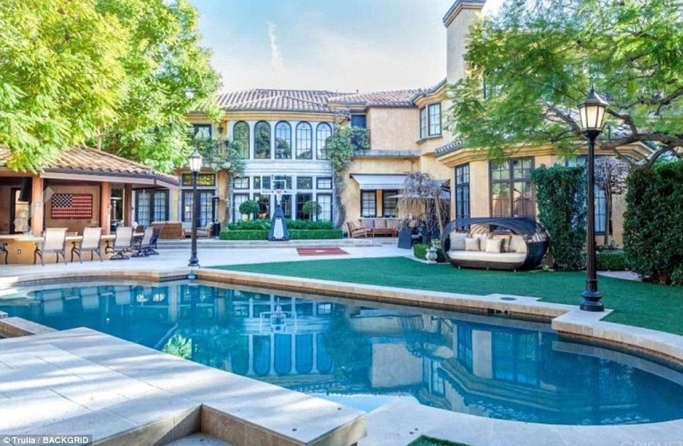 Ngắm siêu dinh thự 10 triệu USD của Charlie Sheen - 1
Nam diễn viên Charlie Sheen đang rao bán ngôi nhà ở Beverly Hills với giá 10 triệu USD