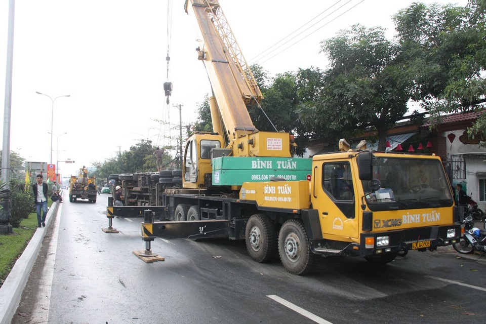 Lật xe tải, dưa hấu đổ tràn ra đường - 3 Lực lượng chức năng điều xe cẩu đến hiện trường để cứu hộ chiếc xe tải chở dưa hấu