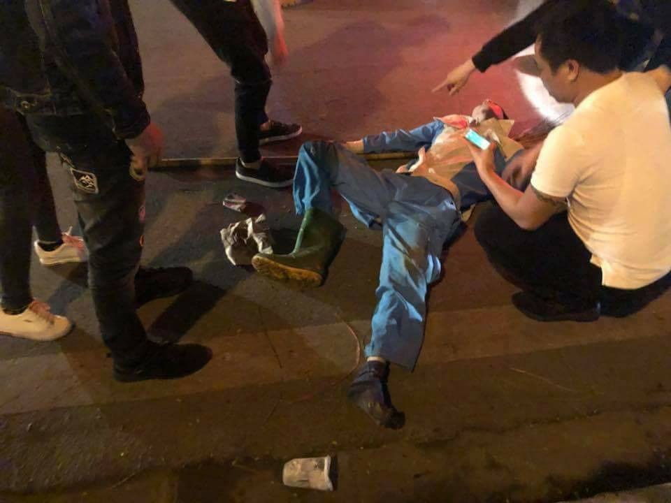Hà Nội: Một công nhân môi trường bị xe máy đâm nguy kịch - 1 Anh Hải đã được nhiều người dân hỗ trợ ngay sau khi sự việc xảy ra.