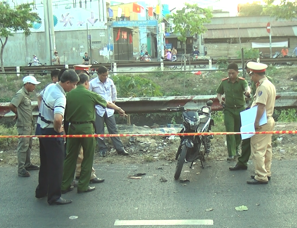 Nam thanh niên nằm chết cạnh xe máy, trên cổ có vết thương - 2 Hiện trường phát hiện thanh niên tử vong cạnh xe máy ở Kênh Nước Đen