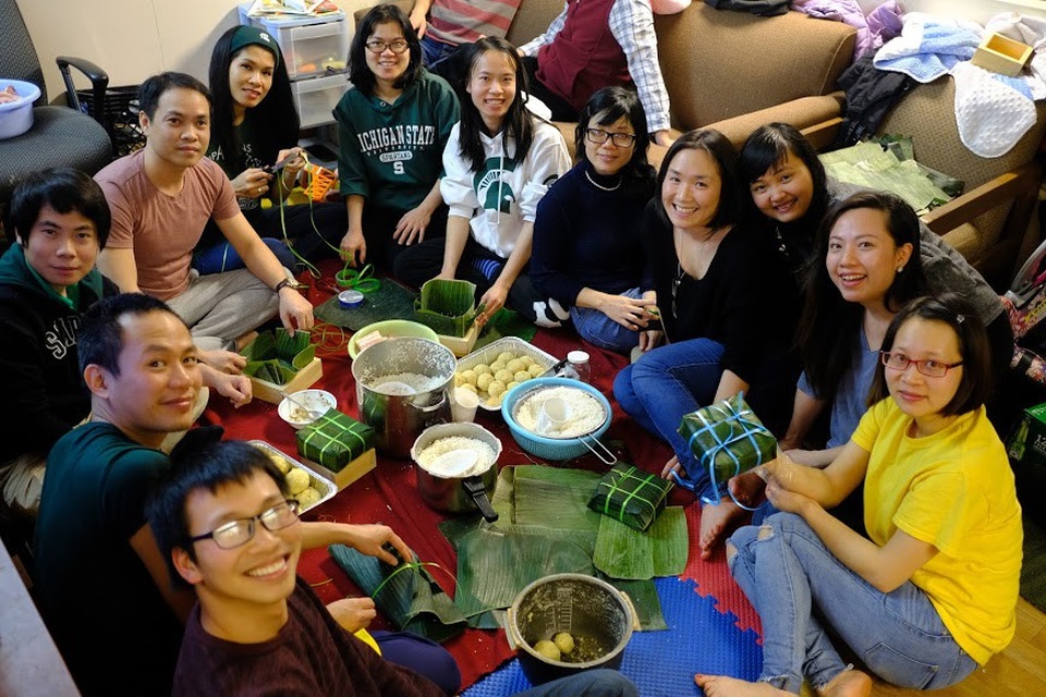 Gửi sách về quê, Tết ấm tình - 3 Các du học sinh Việt Nam đang học tập tại Michigan quây quần bên nhau gói bánh chưng đón Tết.