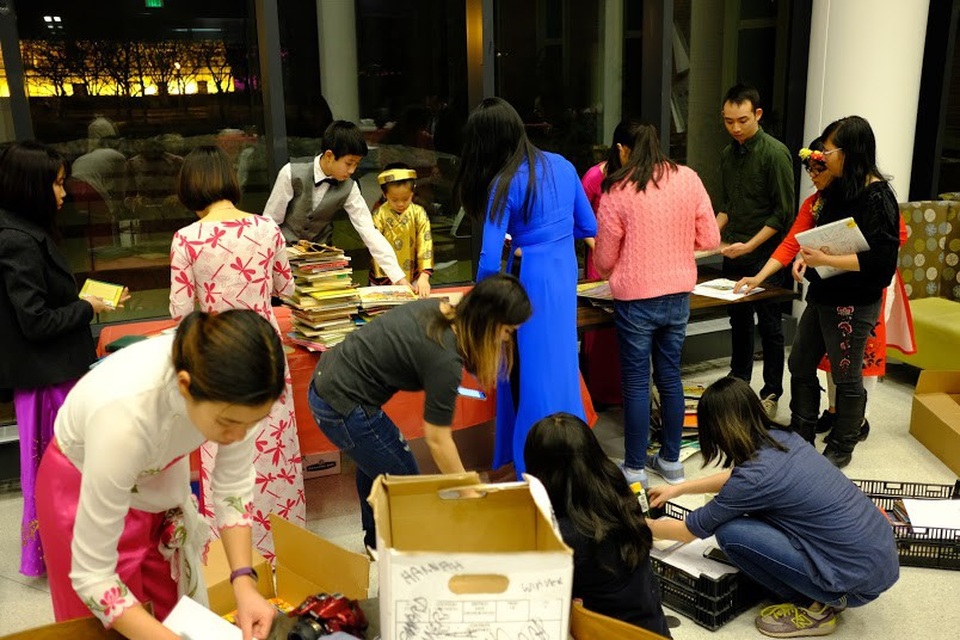 Gửi sách về quê, Tết ấm tình - 2 Các nhóm du học sinh nhập dữ liệu và đóng thùng sách gửi về Việt Nam.