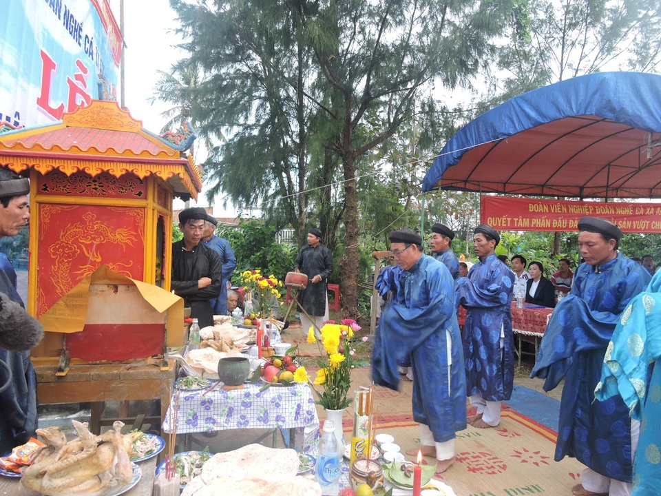 Ngư dân Lý Sơn nô nức ra khơi - 1 Các bô lão tổ chức nghi lễ cúng tế thần Nam Hải trong lễ ra quân