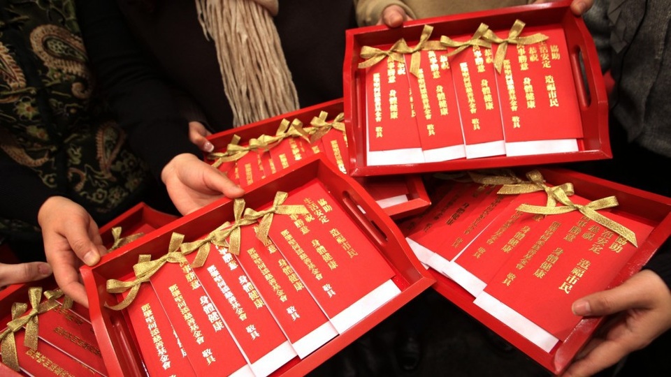 Quan chức Trung Quốc mất việc vì nhận lì xì "khủng" - 2
Tiền lì xì từ lâu đã trở thành truyền thống ở Trung Quốc, tượng trưng cho sự may mắn trong năm mới (Ảnh: SCMP)
