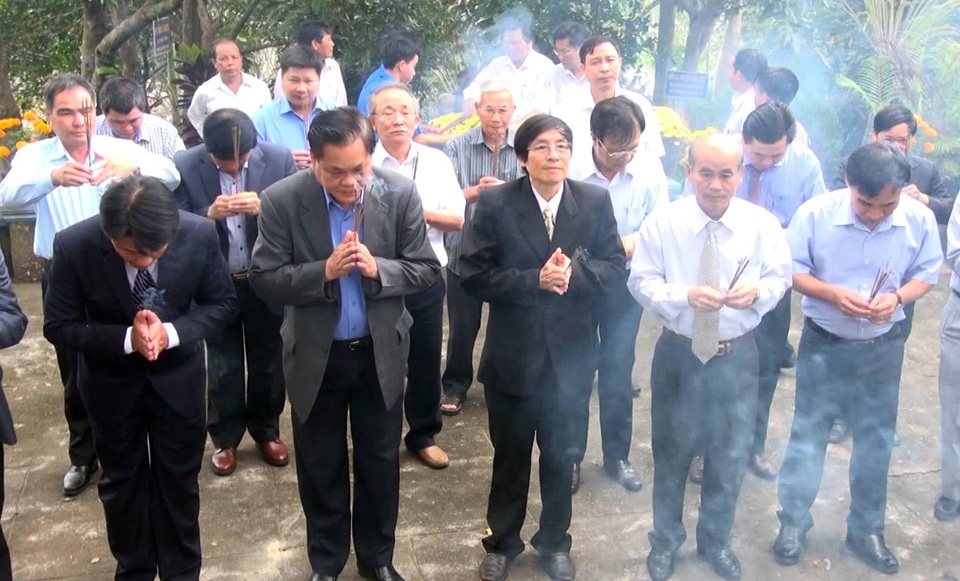 Lễ mở nước công trình thủy lợi lớn nhất tỉnh Phú Yên - 1 Lãnh đạo tỉnh Phú Yên dâng hương và mở nước để phục vụ sản xuất nông nghiệp năm 2018