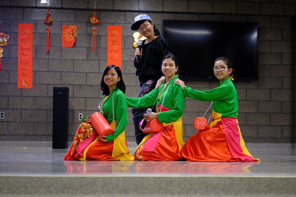 Gửi sách về quê, Tết ấm tình - 8 Tiết mục múa “Trống cơm”.