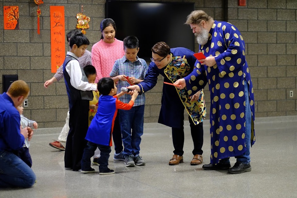 Gửi sách về quê, Tết ấm tình - 6 Các em bé háo hức vì được mừng tuổi.