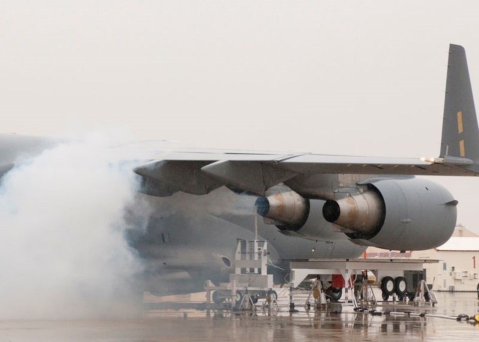 
(Nhân viên NASA cùng không quân Mỹ đang phun tro lên một động cơ máy bay C-17 để mô phỏng quá trình bay qua đám mây tro bụi núi lửa. Tro được lấy từ một ngọn núi lửa già ở bang Oregon. Ảnh: Tom Tschida/NASA AFRC)
