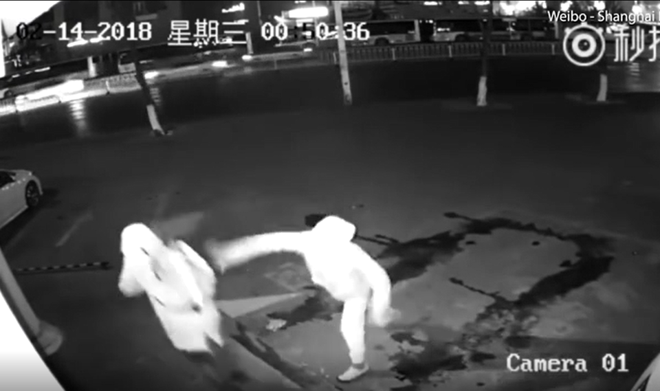 Trung Quốc: "Sốt" video trộm vô tình ném gạch vào đầu đồng bọn - 1 Tên trộm vô tình ném gạch vào đầu đồng bọn khi đang ăn trộm (Ảnh: Cảnh sát Thượng Hải)