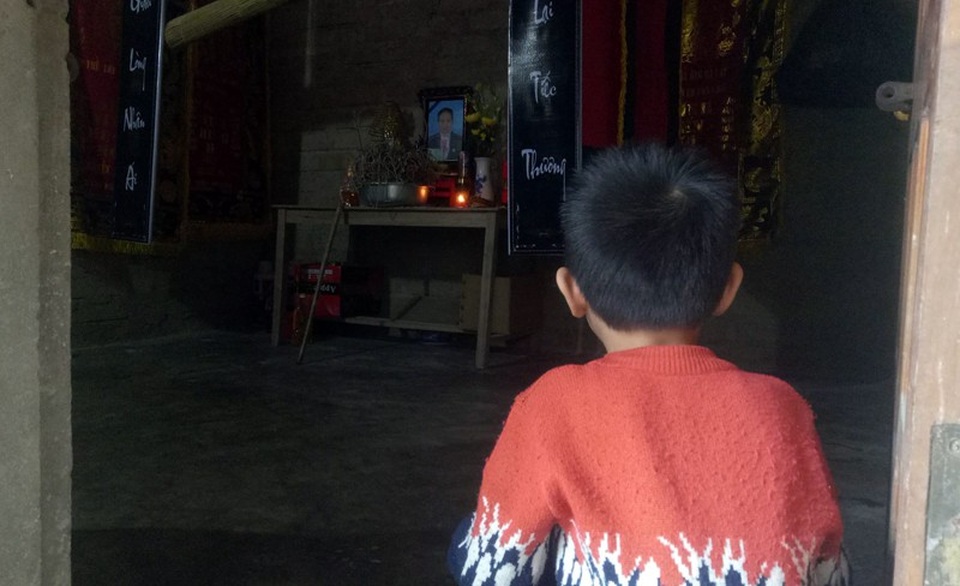 Mẹ chết, cha ốm đau, 2 chị em thơ khổ sở vì bệnh tật hành hạ - 6 Hình ảnh quá đỗi thương tâm. Cháu Tú cứ suốt ngày ngồi trước bàn thờ ngắm nhìn di ảnh mẹ.