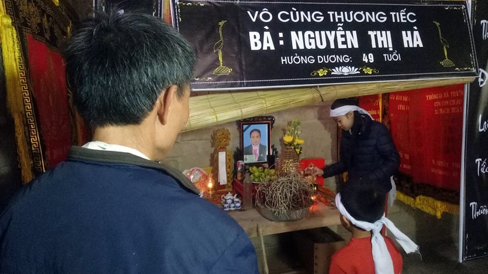 Mẹ chết, cha ốm đau, 2 chị em thơ khổ sở vì bệnh tật hành hạ - 2 Chị Hà ra đi ở tuổi 49, bỏ mặc người chồng và 3 đứa con ốm đau chưa biết rồi sẽ ra sao?