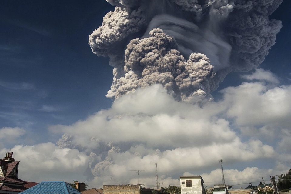
(Núi lửa Sinabung phun trào ngày 19 tháng 2 trên đảo Sumatra. Ảnh: TIBTA PANGIN /AFP/Getty Images)
