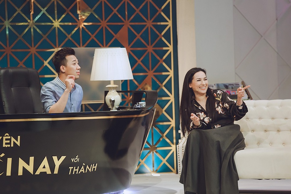 Đức Trí vén bí mật những người đàn ông đi qua cuộc đời Phi Nhung - 2 Phi Nhung gạt qua một bên chuyện buồn riêng, kiếm tiền xây nhà cho 5 em, tự mua nhà bên Mỹ cho hai mẹ con và xây một ngôi chùa ở Việt Nam.
