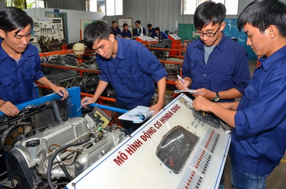 
Sinh viên Trường ĐH Sư phạm Kỹ thuật TP HCM trong giờ thực hành. (Ảnh: Tấn Thạnh)
