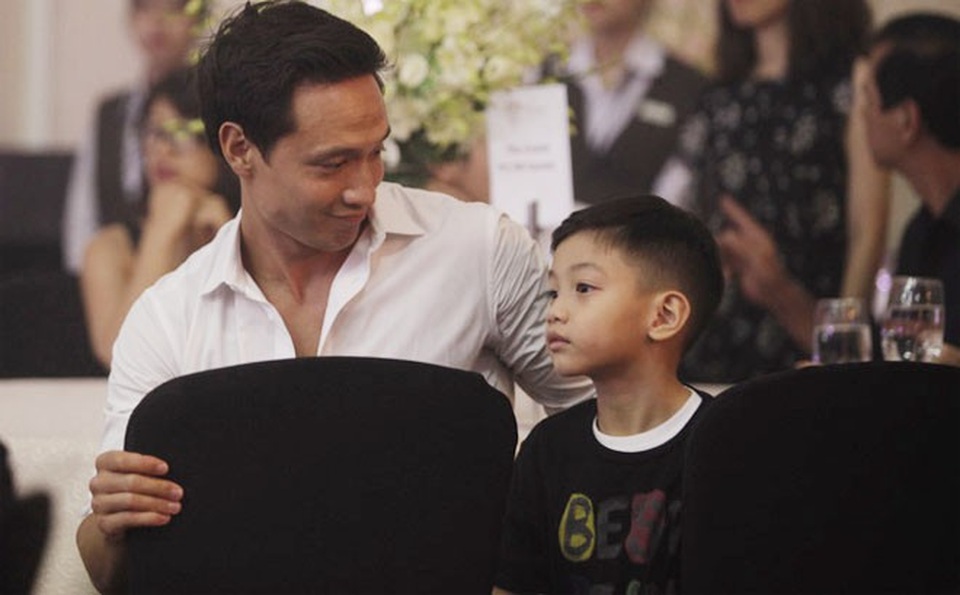 Kim Lý ngày càng được lòng con riêng và gia đình Hà Hồ - Ảnh 5.