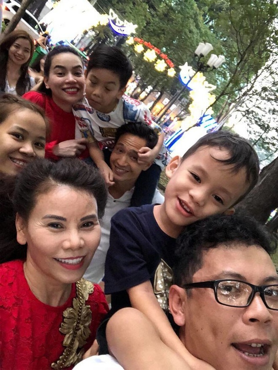 Kim Lý ngày càng được lòng con riêng và gia đình Hà Hồ - Ảnh 1.