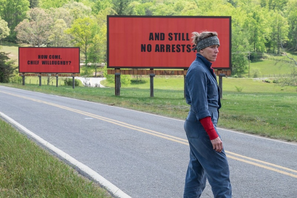 
Three Billboards Outside Ebbing, Missourigây tò mò ngay từ tựa đề, có nghĩa là ba tấm biển quảng cáo bên ngoài thị trấn Ebbing, tiểu bang Missouri
