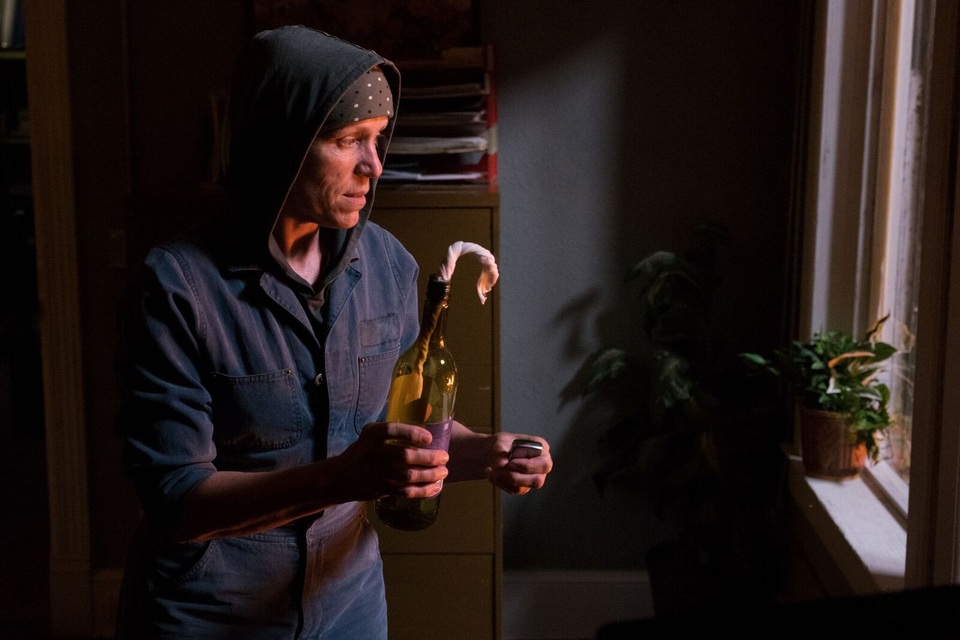 
Mildred Hayes muốn giành lại công lý cho cô con gái xấu số của mình, người đã bị hãm hiếp và sát hại dã man. Nhưng đã nhiều tháng trôi qua, cảnh sát vẫn chưa tìm ra được nghi phạm và đang có xu hướng lờ đi vụ việc. Bà muốn dùng những tấm biển quảng cáo kỳ quặc này đả kích sự điều tra yếu kém của cảnh sát.
