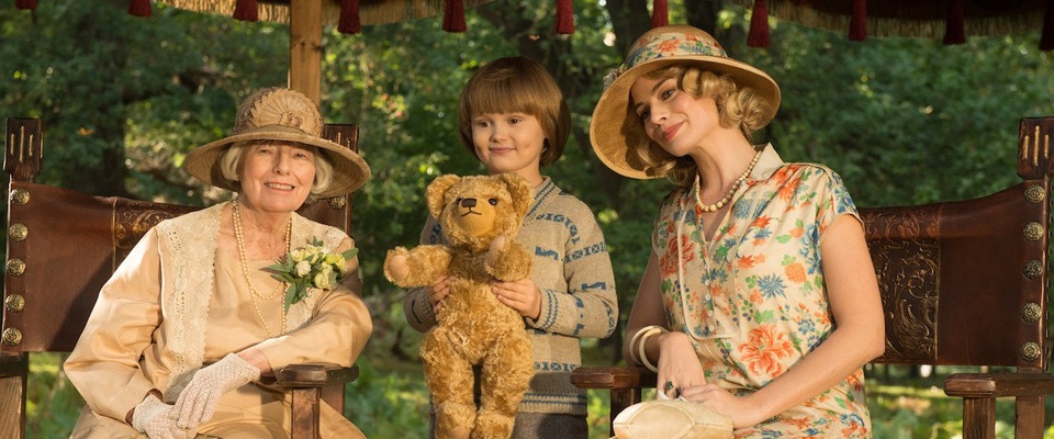 Tác phẩm xoay quanh mối quan hệ giữa nhà văn A. A. Milne (Domhnall Gleeson đóng)và đứa con trai Christopher Robin.Món đồ chơi của cậu bé đã truyền cảm hứng cho ông sáng tác nêncâu chuyện Winnie the Pooh, mang đến niềm hy vọng và xoa dịu nỗi đau thương cho nước Anh sau Chiến tranh Thế giới lần thứ nhất. Sự thành công vang dội của tác phẩm đã khiến con trai ông trở thành tâm điểm của dư luận. Nổi tiếng chỉ sau một đêm, cậu bé Christopher Robin phải đối mặt với những áp lực khủng khiếp ở cái tuổi còn quá nhỏ.