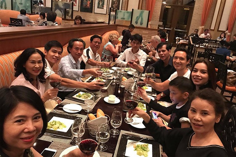 Kim Lý ngày càng được lòng con riêng và gia đình Hà Hồ - Ảnh 3.