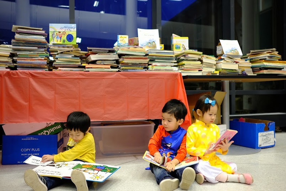 Gửi sách về quê, Tết ấm tình - 1 Các em bé háo hức với sách truyện tiếng Anh.