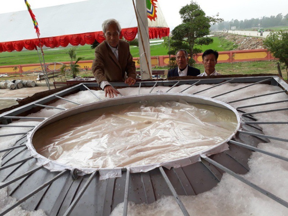 Bánh dày hơn 3 tấn dành dâng giỗ tổ Hùng Vương - 1 Chiếc bánh giầy “khổng lồ” nặng hơn 2 tấn dâng hương trong lễ hội cầu phúc đền Độc Cước năm 2017