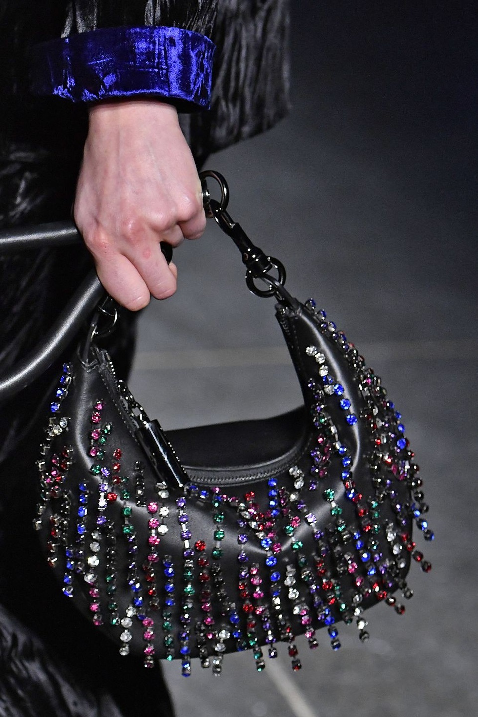 BST túi sành điệu từ tuần lễ thời trang London - 2
Christopher Kane
