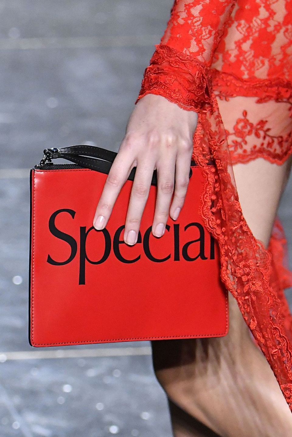 BST túi sành điệu từ tuần lễ thời trang London - 3
Christopher Kane