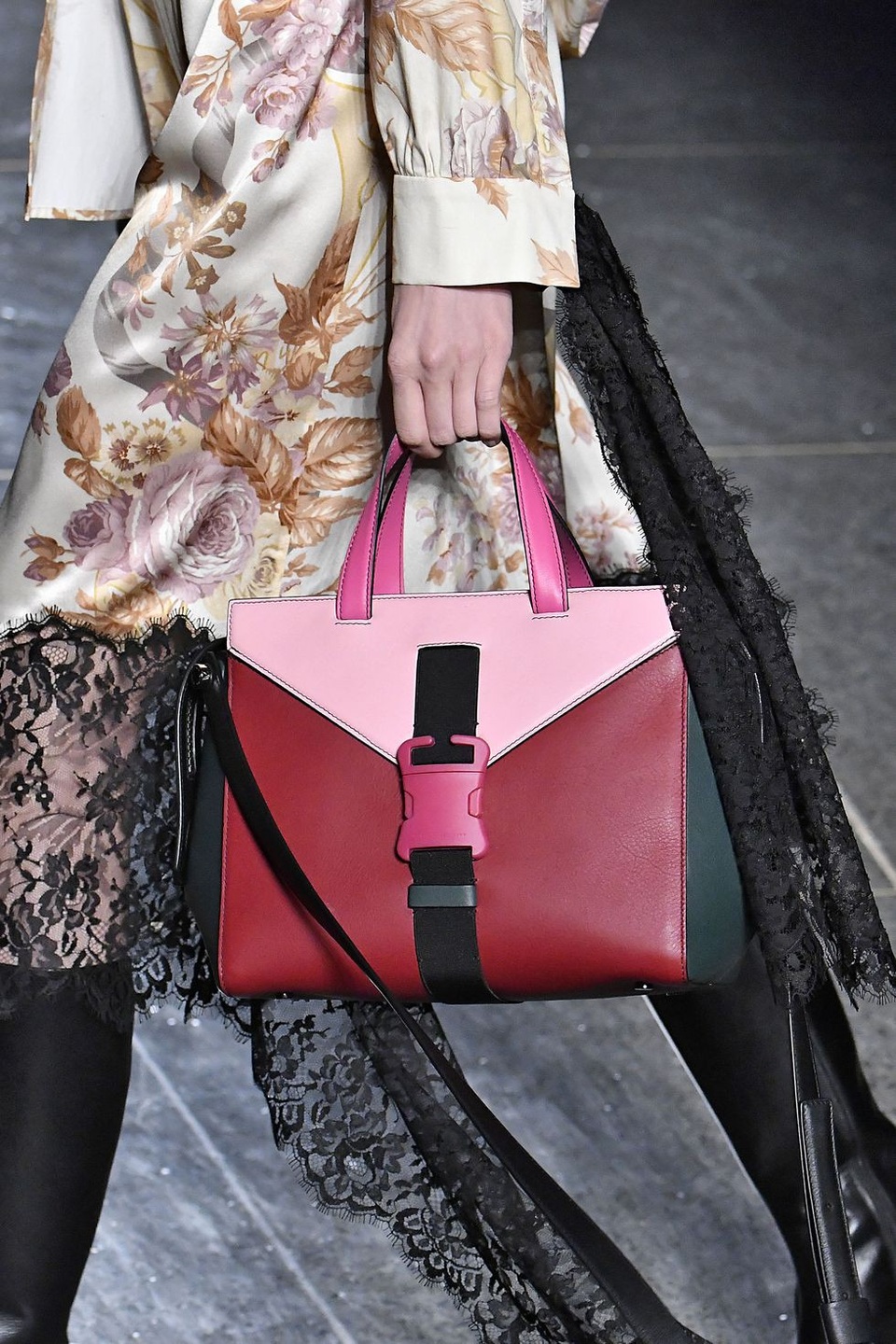 BST túi sành điệu từ tuần lễ thời trang London - 4
Christopher Kane