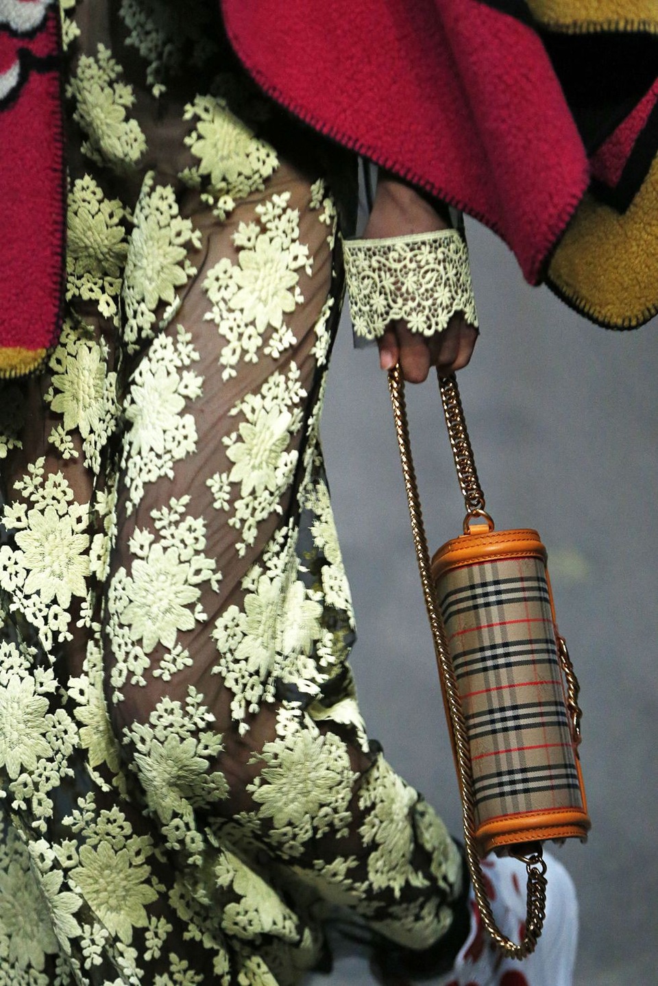 BST túi sành điệu từ tuần lễ thời trang London - 16
Burberry