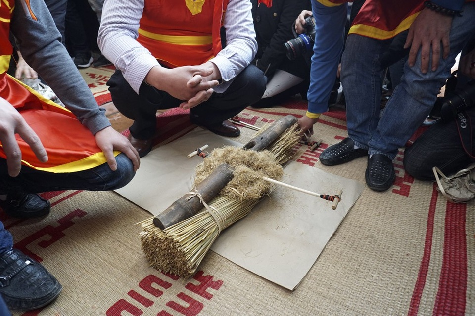 Hà Nội: Hấp dẫn lễ hội thi thổi cơm bằng cách cổ xưa nhất - 1
Hội làng diễn ra vào ngày mùng 8 tháng Giêng hàng năm, để tưởng nhớ ngày quân dân đồng lòng cùng Phan Công Tây Nhạc Đại Vương đánh giặc, đặc sắc nhất chính là cuộc thi kéo lửa thổi cơm. Trong ảnh là bộ dụng cụ tạo lửa gồm: bùi nhùi, ống tre khô, giang, tre