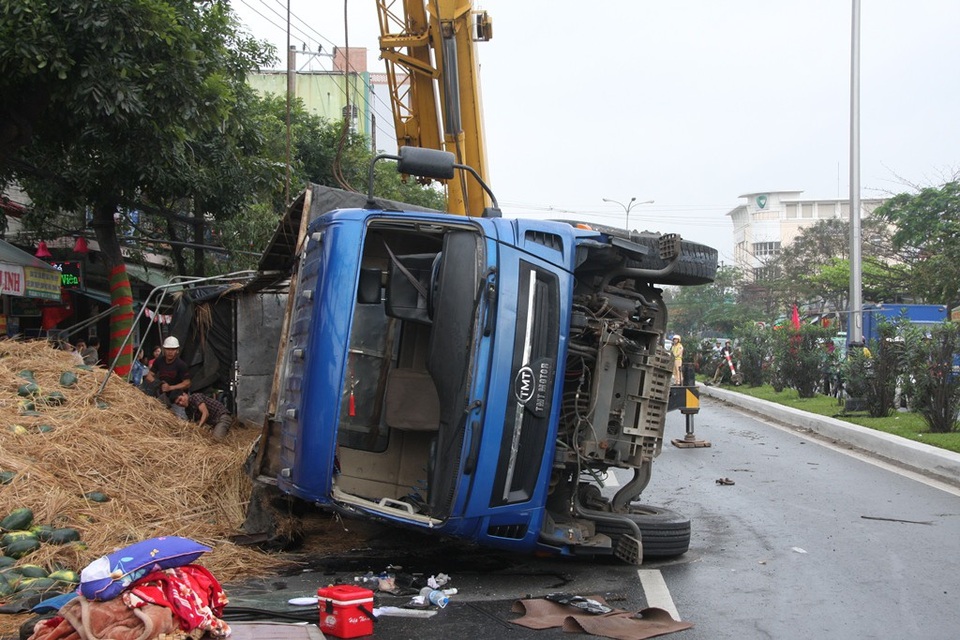 Lật xe tải, dưa hấu đổ tràn ra đường - 1 Chiếc xe chở dưa hấu bị lật nhào