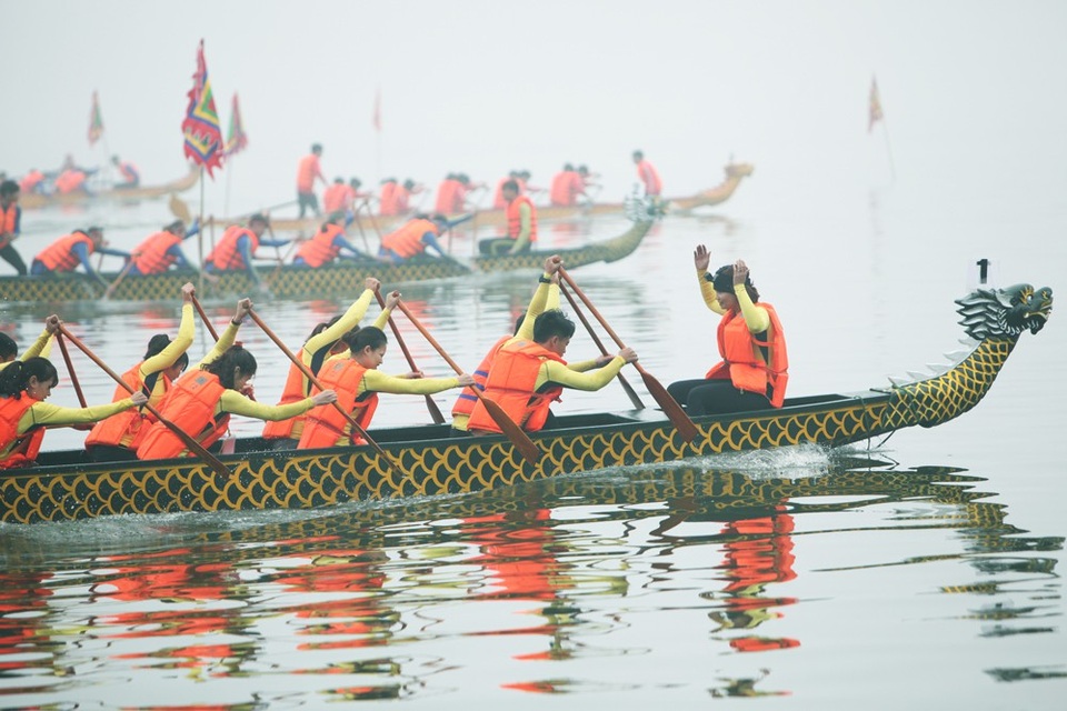 Hội đua thuyền rồng ở hồ Tây diễn ra trong sương mù dày đặc - 7
Các màn đua diễn ra khá sôi nổi. Thuyền rồng lướt nhanh trên mặt hồ Tây sau mỗi tiếng loa hiệu lệnh xuất phát.