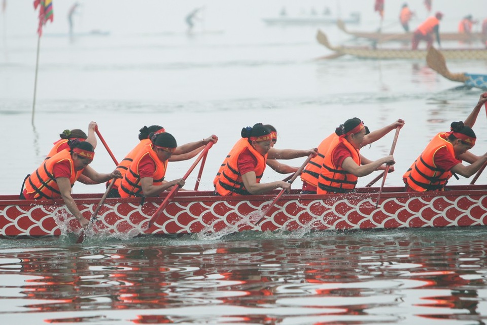 Hội đua thuyền rồng ở hồ Tây diễn ra trong sương mù dày đặc - 8
Đua thuyền rồng là môn thể thao truyền thống đòi hỏi sức khoẻ cao cũng như tính đồng đội.